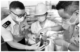 　　图为绍兴海关工作人员在辖区胡萝卜素生产企业开展调研。 王天闻 摄
