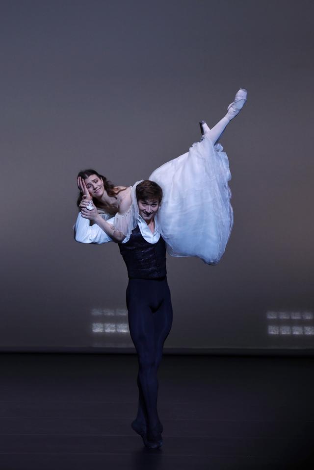 阿丽娜与舞伴带来《茶花女》双人舞 蔡晴 摄