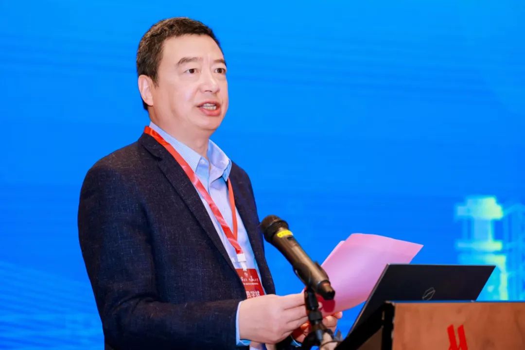 中国化工流通协会会长贲学彬,厦门市海沧区副区长李奋发,中国化工流通