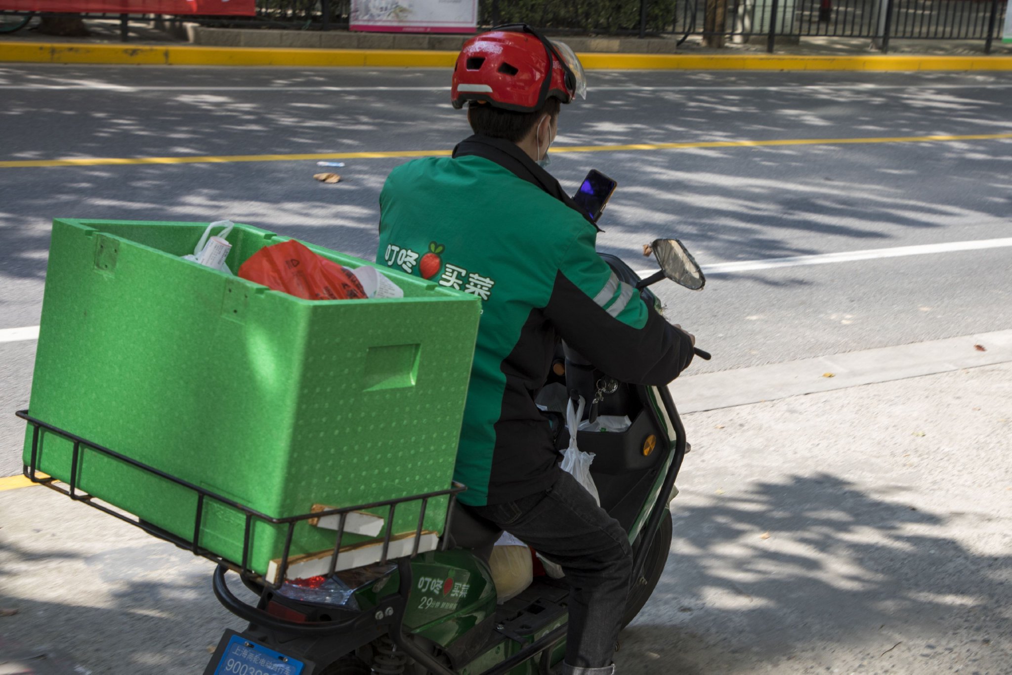 叮咚买菜送货员 图片来源:视觉中国-1332579999602704384