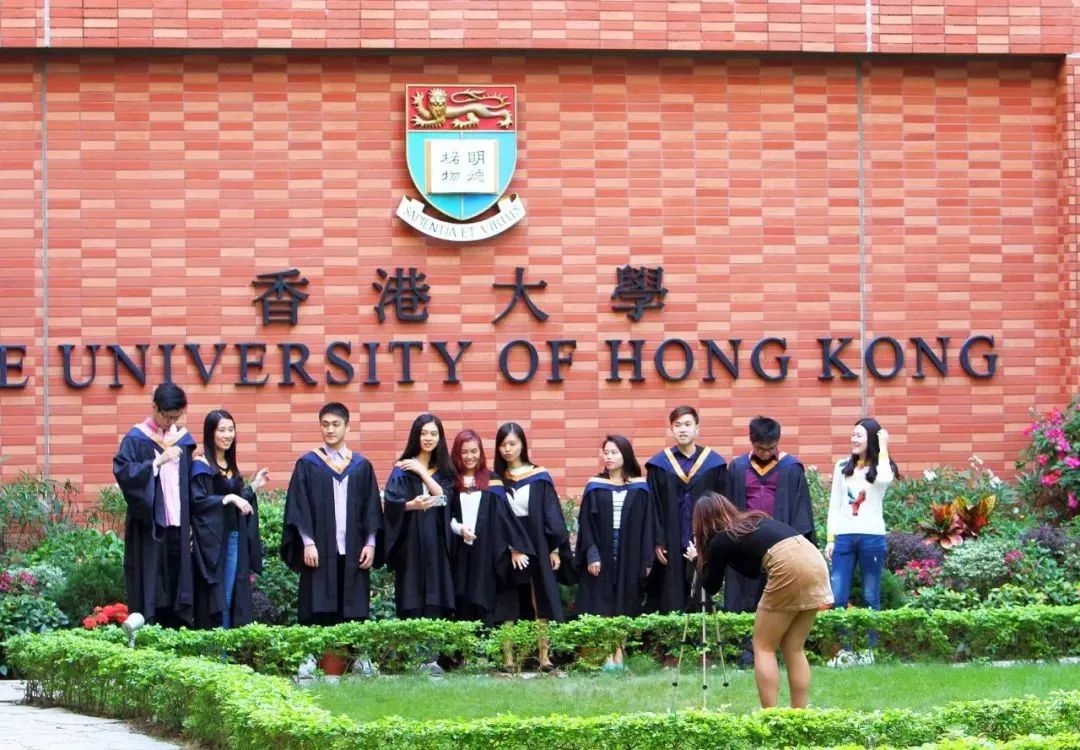 香港大学,毕业生们正在拍照留念/图源:视觉中国