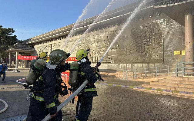 消防救援人员在明十三陵进行灭火演练。 图源：昌平区消防救援支队