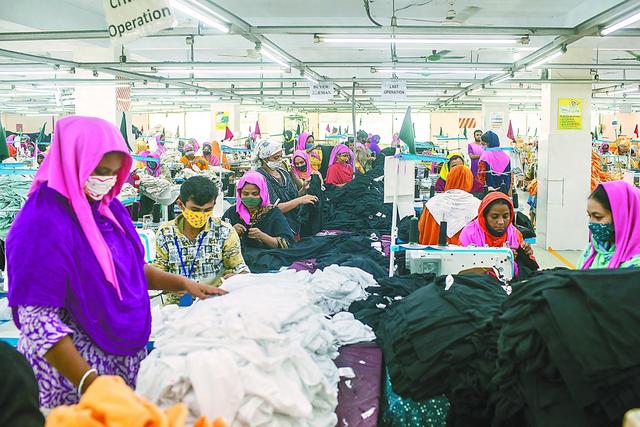 图片说明: 10月10日,孟加拉国服装工人在工作