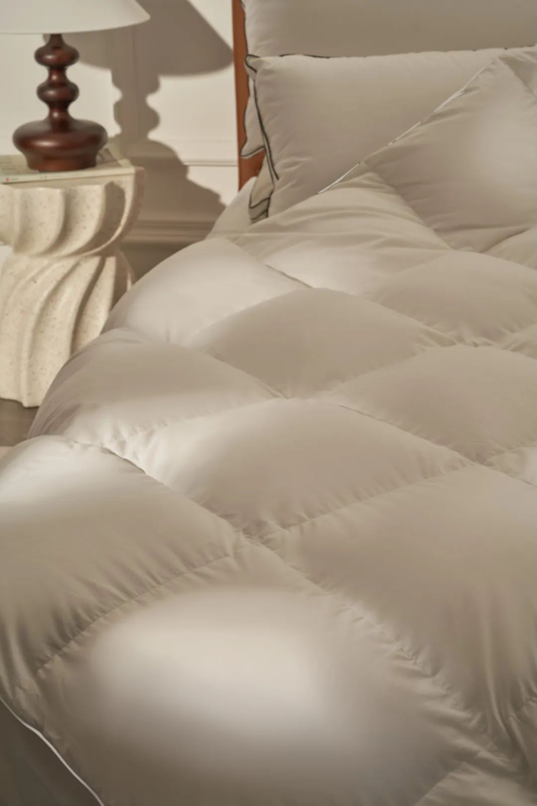 波兰白鹅绒双层被,手工制作错位立衬,"无缝"组合,暖上添暖!__财经头条
