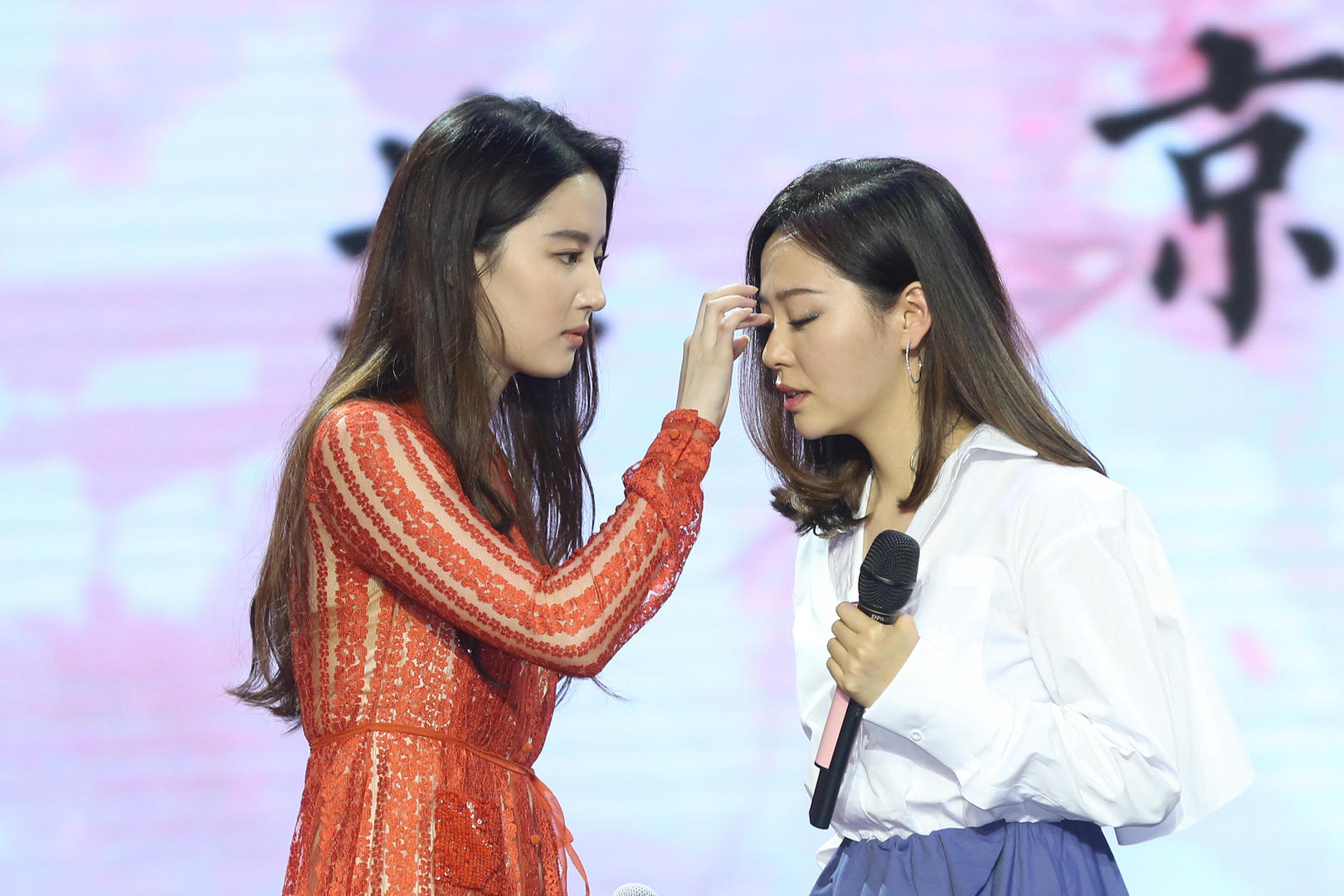 张靓颖晒与刘亦菲自拍,网友:闺蜜组太美了