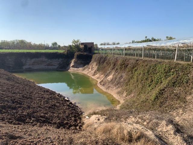 被挖开的土坑. 上游新闻记者 沈度 摄