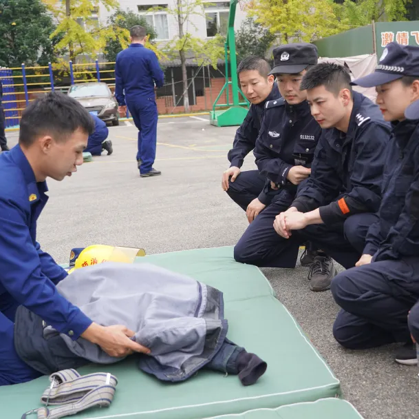 会,学习观看消防安全教育视频,邀请专家向民(辅)警职工宣讲防火逃生