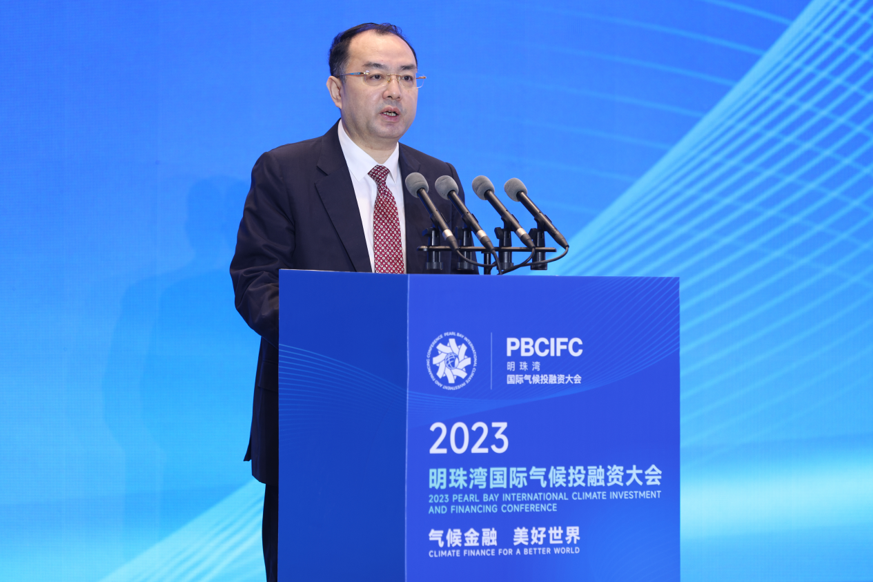 图为中国农业银行广东省分行副行长,广州分行行长李大龙发表演讲