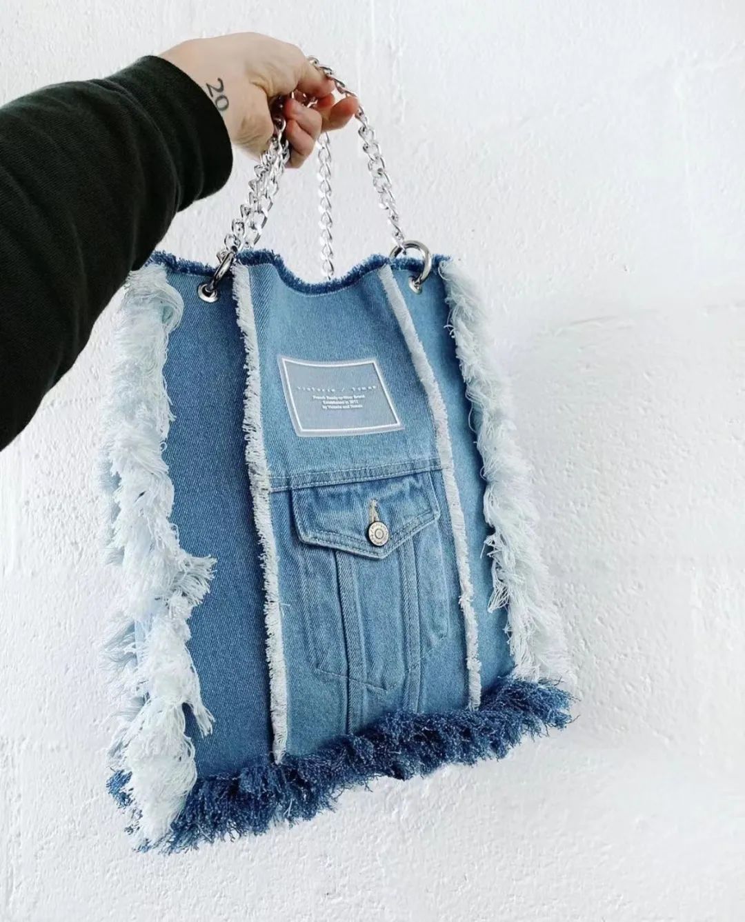 由牛仔裤改造的手提包(图源网络)