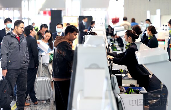 乘坐er902航班的旅客正在大兴机场值机柜台办理登机手续(以上图片由