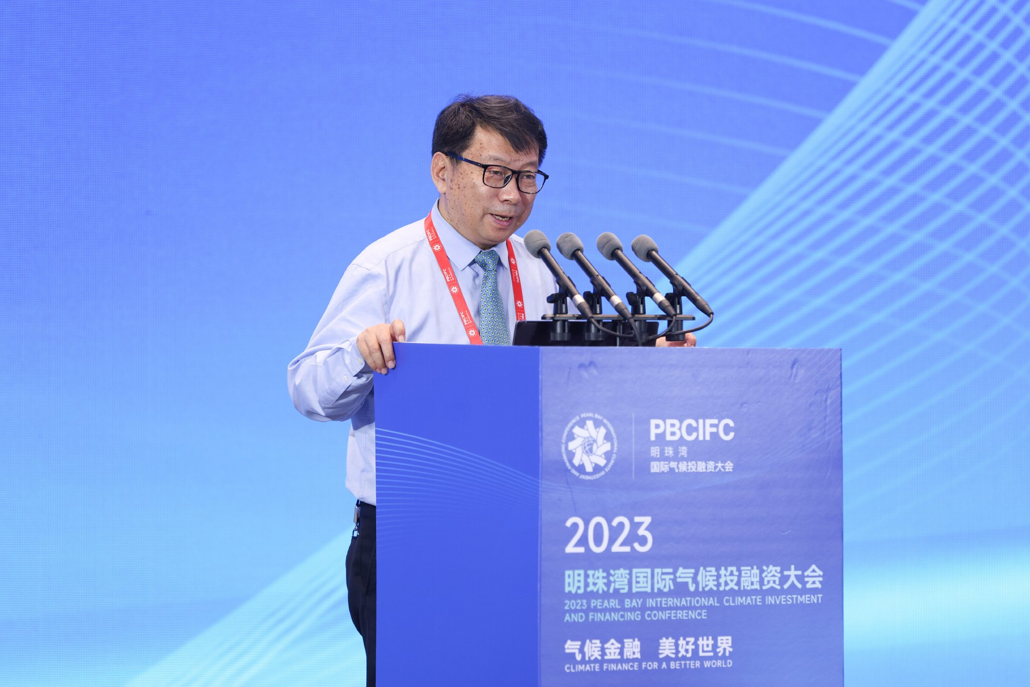 图为重庆交通大学副校长易志坚发表主旨演讲