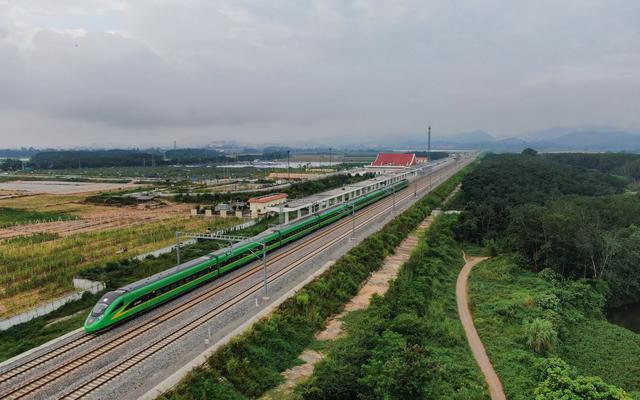 10月22日,动车从位于云南省景洪市勐罕镇的中老铁路橄榄坝站驶出.