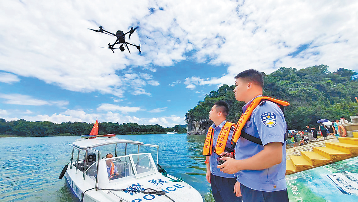 漓江派出所将船巡和步巡,无人机巡相互补充,构成水陆空立体巡防体系.