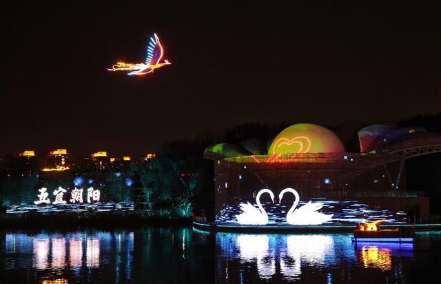 吉凤朝阳灯光秀表演中,"凤凰"遨游于亮马河上.新京报记者 王飞 摄