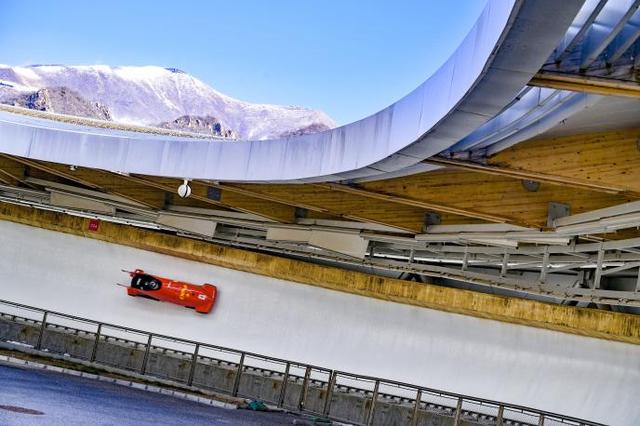 图为2023-2024赛季国际雪车联合会雪车和钢架雪车世界杯延庆站比赛