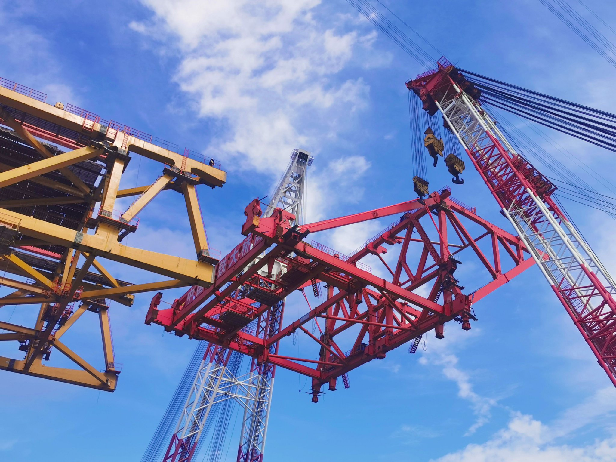 550吨!架梁吊机成功整体转场|吊机_新浪财经_新浪网