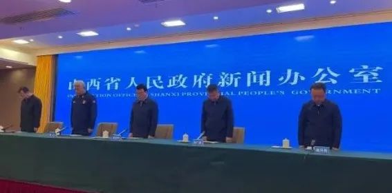 会前全体参会人员向事故中死难者默哀。图源：@CGTN记者团