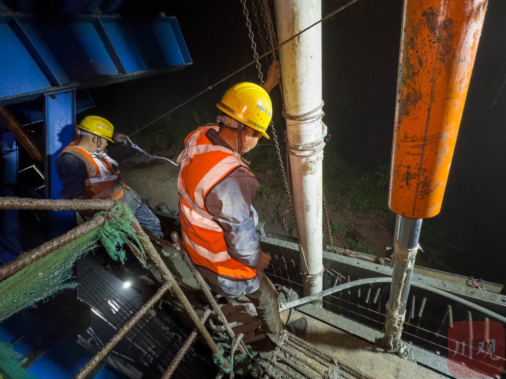 工人正在进行混凝土浇筑作业.