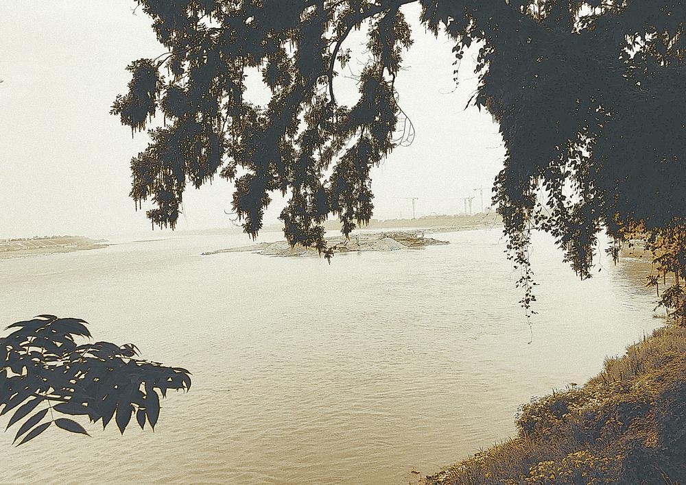 顺锦江而下可通达长江中下游，这在西晋统一全国时发挥了重要作用。图为府河汇入岷江处的水面 不觉 摄