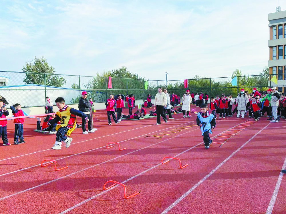 小运动员在障碍跑接力比赛中.