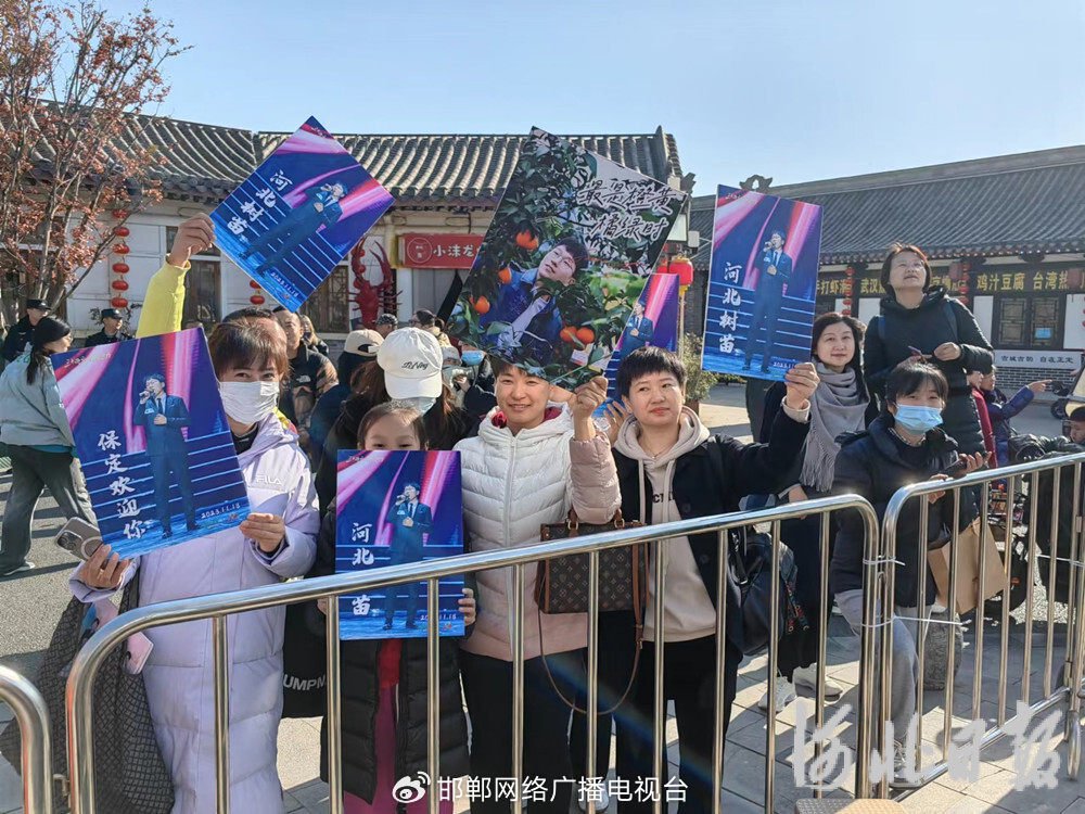 11月18日,观众在正定阳和楼外景直播点观看东方甄选主播明明直播.