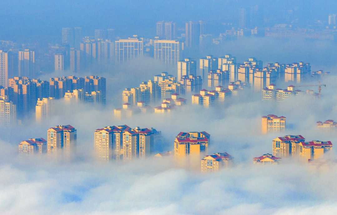 四川广安:雾中城市冬景美