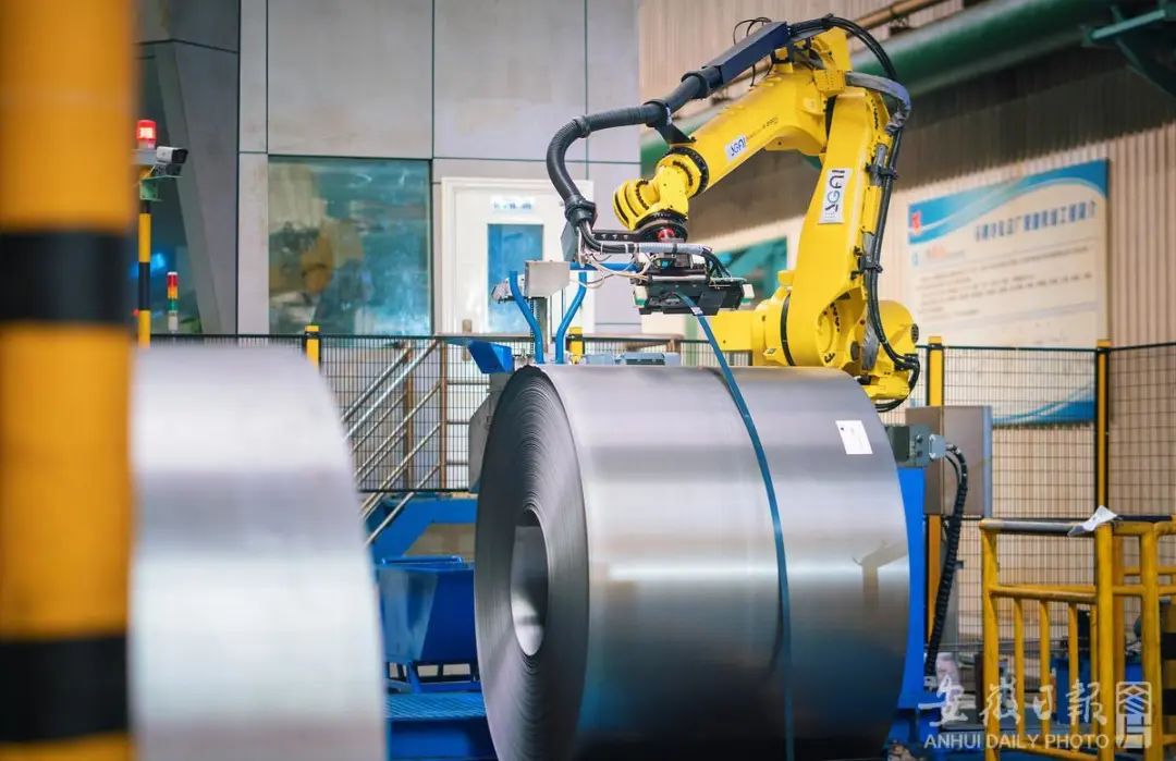 10月18日,位于马鞍山的宝武马钢冷轧总厂采用机器人取代人工进行板卷