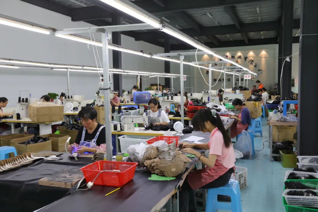 工人正在晴隆县龙发服饰鞋业公司的生产车间里工作.资料图