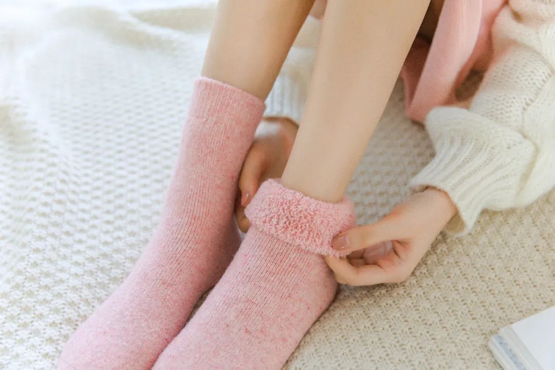 配一杯奶茶吃着零食,多惬意啊~这么好的袜子当然不能只有女生独享