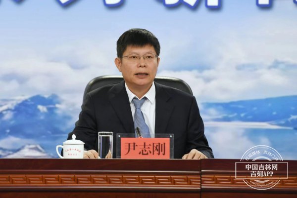 通化市副市长尹志刚介绍说:今年雪季,为全面激活通化冰雪文旅市场