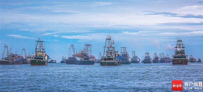 渔船从临高县新盈镇头咀港出海.资料图