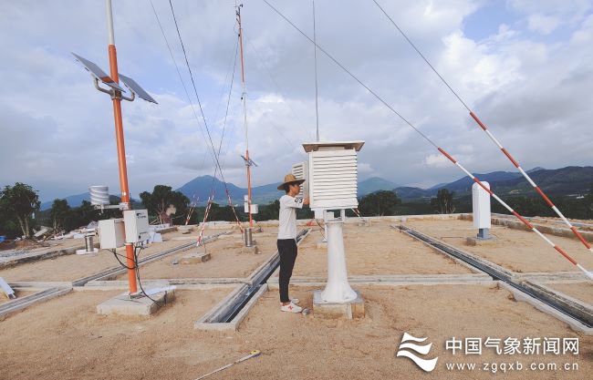 图为在种植基地内新建的自动气象观测站 潘正涛 摄影