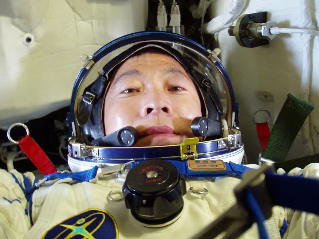 杨利伟进入太空时的自拍(图片源自中国航天员中心)