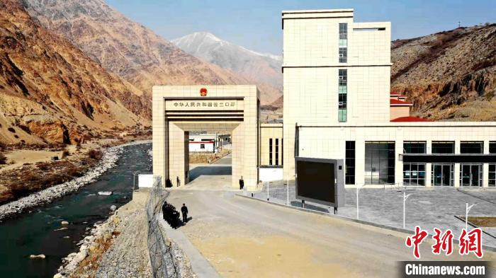 图为移民管理警察在普兰口岸一线执勤巡逻.格热摄