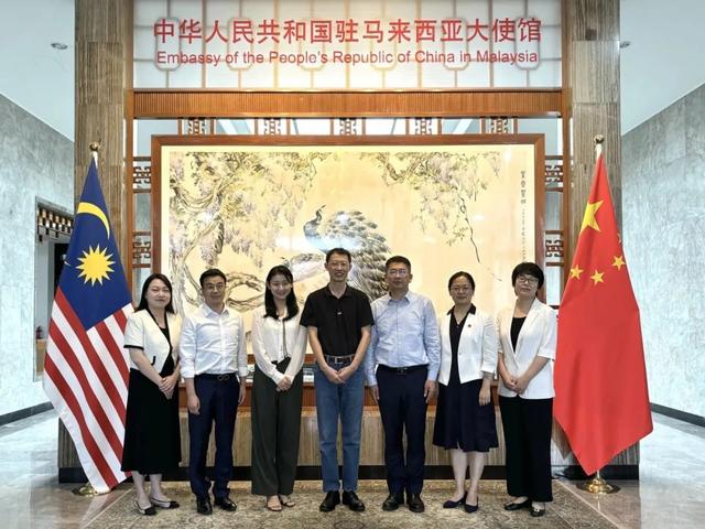 分别拜会了中国驻越南大使馆党委委员参赞彭世团,一等秘书王廷冠,中国