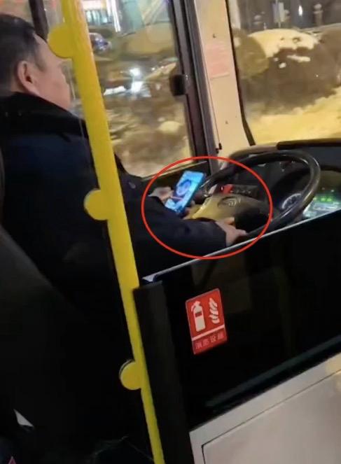 哈尔滨一公交车司机开车时刷视频,运输公司:涉事驾驶员已停班