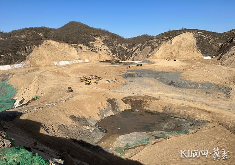 陕西一煤矿露天堆放煤矸石污染环境|陕西省_新浪财经_新浪网