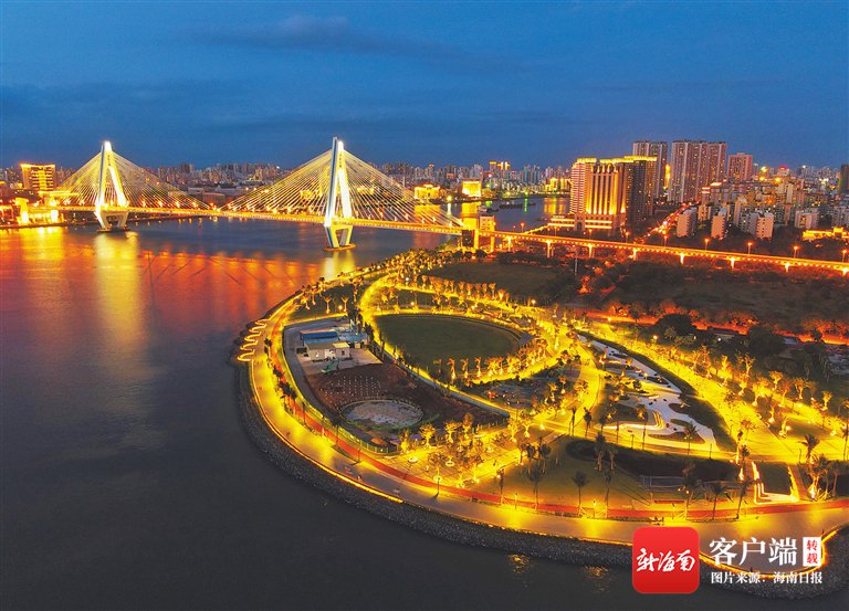 资料图:俯瞰海口湾世纪公园夜景.海南日报记者 封烁 摄
