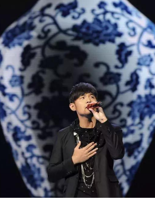 (图为周杰伦演唱《青花瓷》)