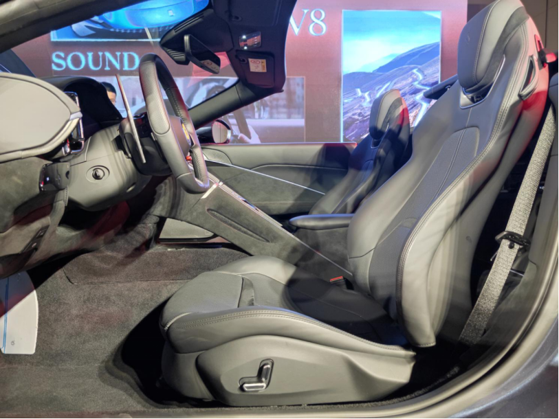 法拉利Roma Spider18向可调节运动座椅。 华龙网 曹凯摄