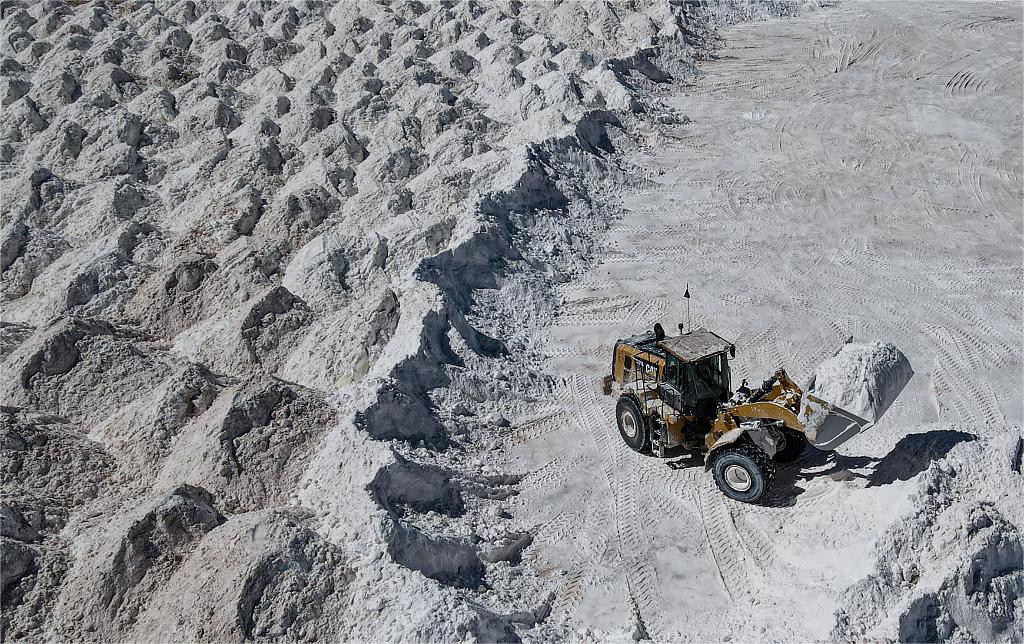 两年内首次，碳酸锂现货报价跌破15万元关口