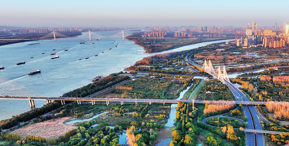 长江江畔的三桥湿地公园,南京城市景色(2023 年 11 月 6 日摄) 季春鹏