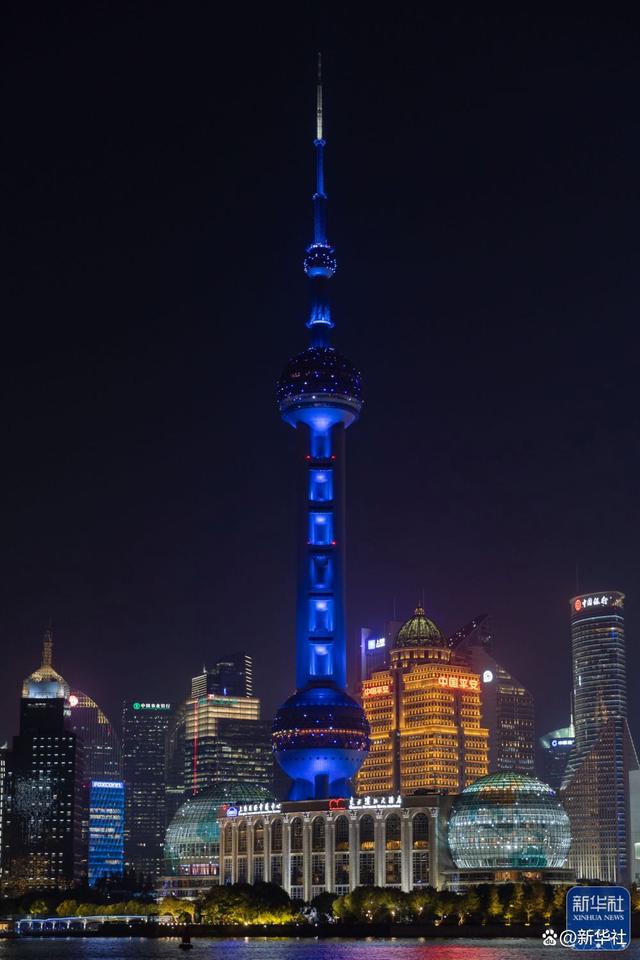 11月20日,上海陆家嘴地标建筑为世界儿童日亮灯.记者 王翔 摄