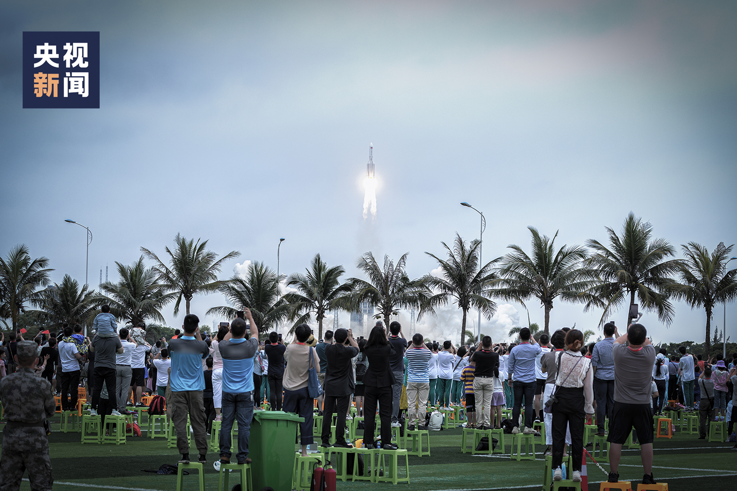 "回忆自己第一次拍摄火箭发射的场景,肖海林说,当看到火箭腾飞远去后