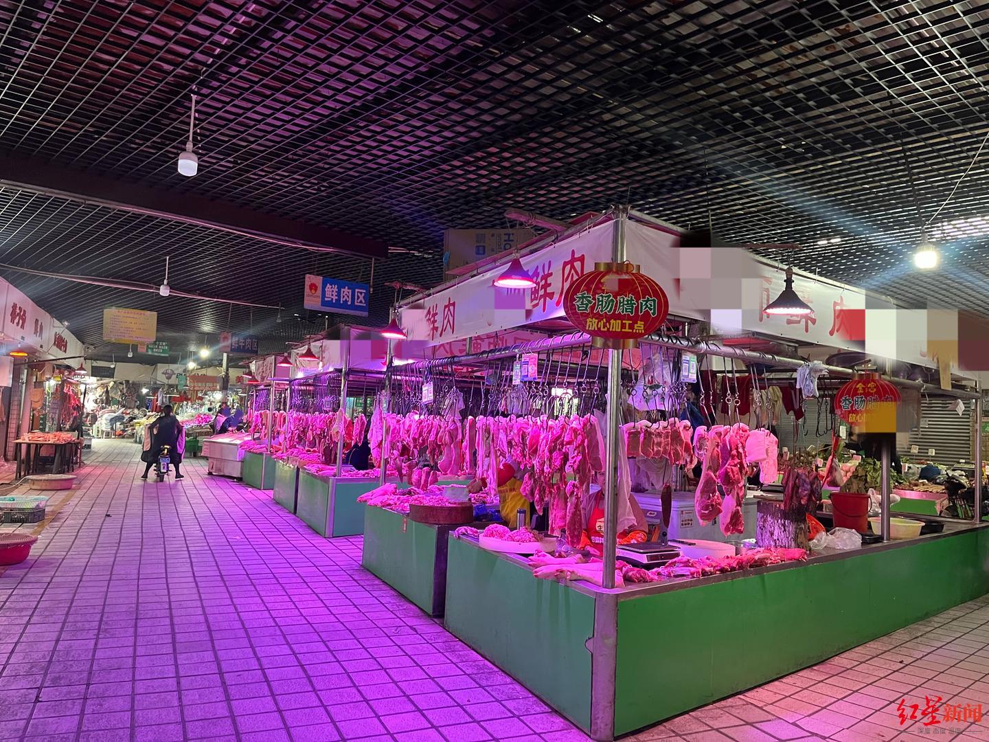 成华区一农贸市场鲜肉区使用的"生鲜灯"