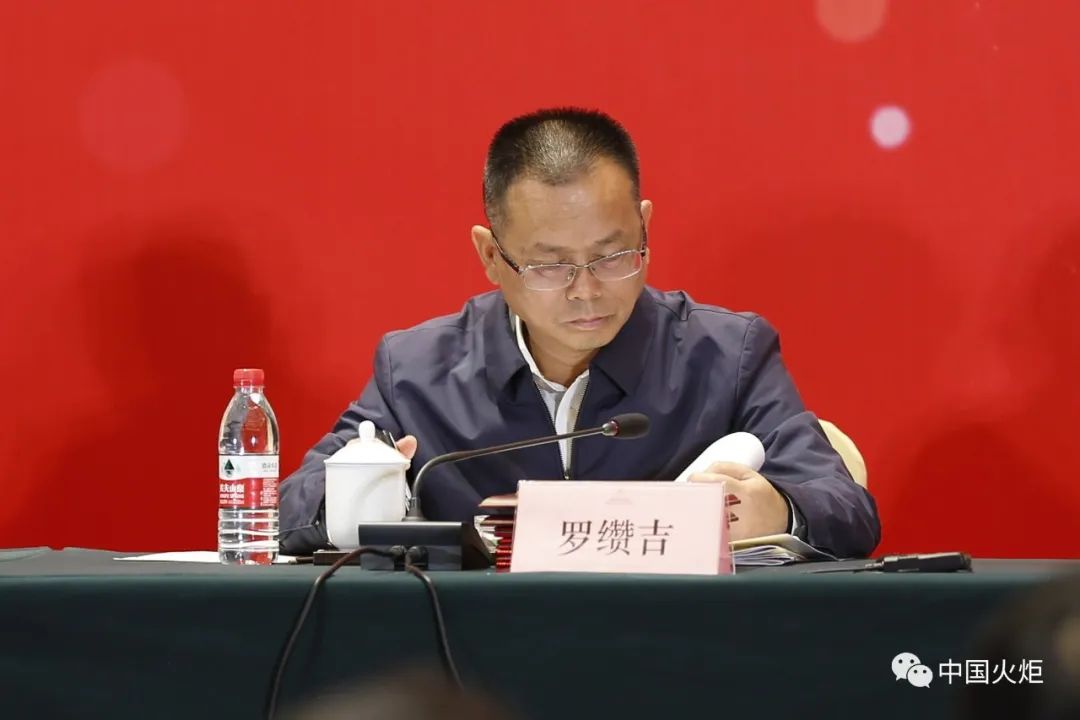 杨泰波出席会议中国关工委常务副主任胡振民主持会议中国关工委主任