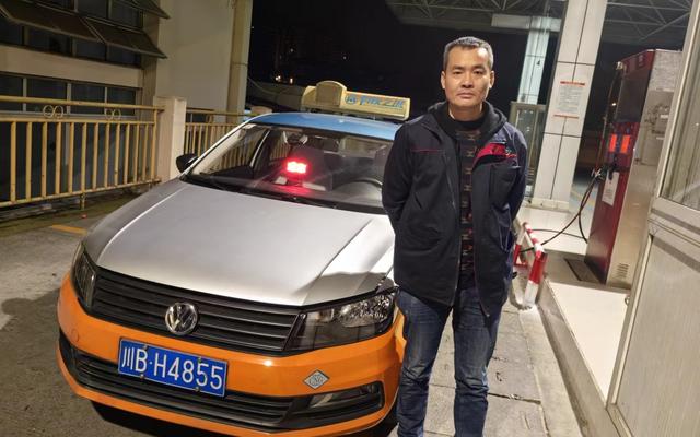 四川绵阳司机和交警配合护送流血老人,出租车公司:将奖励司机|司机