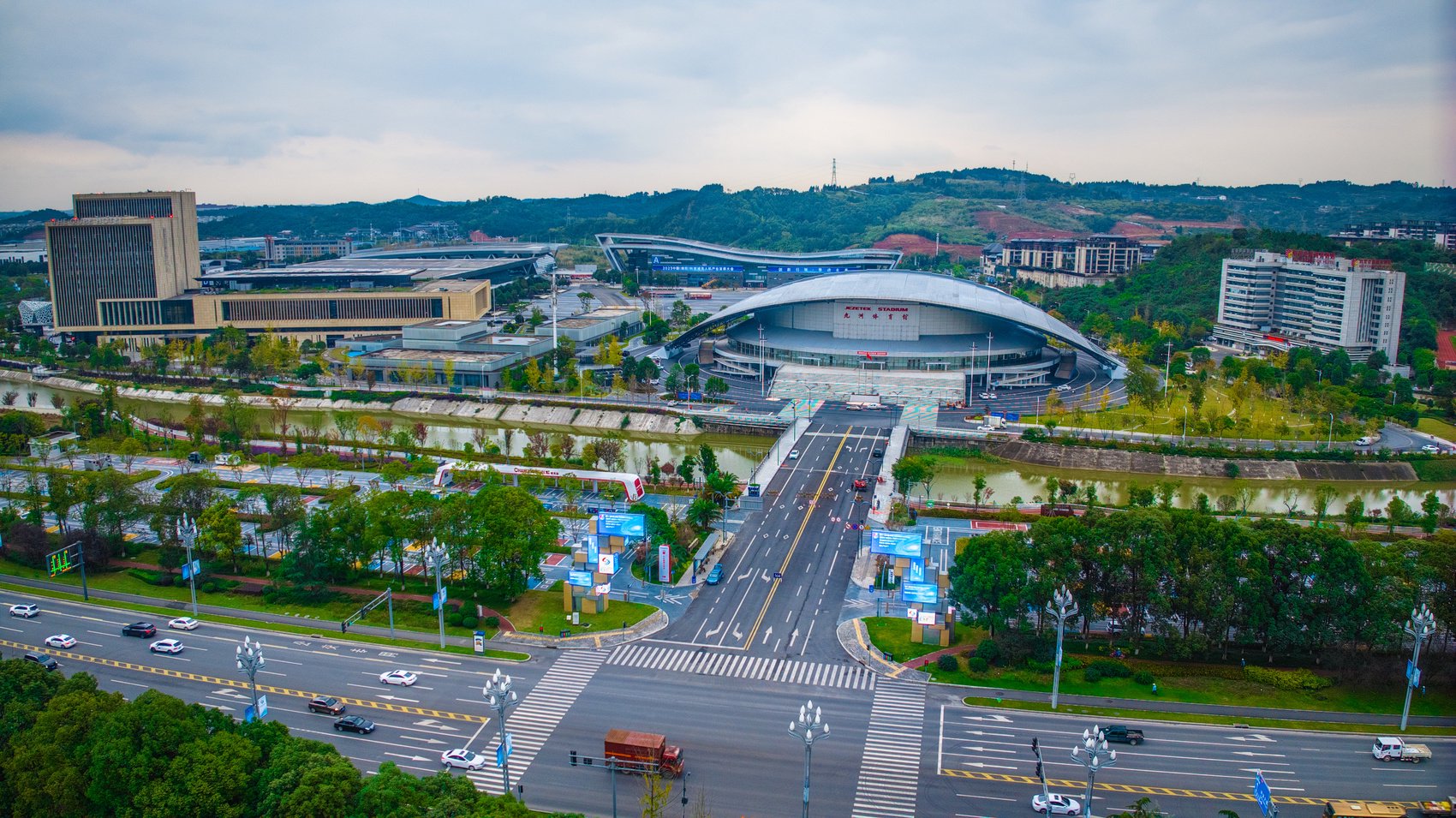 11月13日,第十一届中国(绵阳)科技城国际科技博览会会场正在布置中