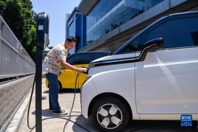 一位车主在为自己的五菱新能源车air ev充电