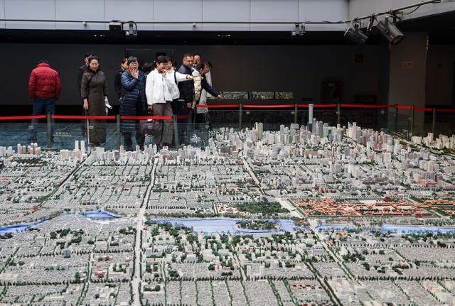 北京东城,人大代表团视察北京市规划展览馆,代表们正观看北京城市沙盘
